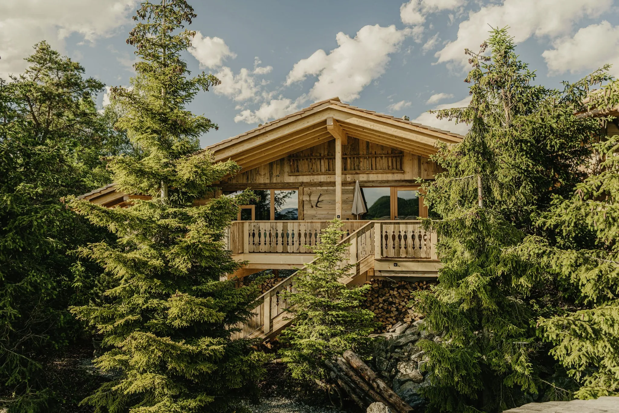 Blick auf das Baumchalet des Chalet Resort ZU KIRCHWIES umgeben von Bäumen