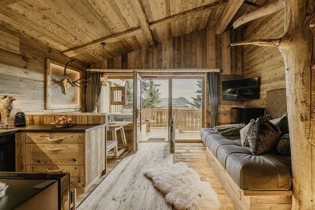 Wohnbereich mit Küche in Altholz-Handwerkskunst im Baumchalet ZU KIRCHWIES