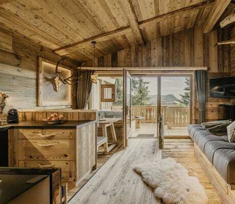 Wohnbereich mit Küche in Altholz-Handwerkskunst im Baumchalet ZU KIRCHWIES