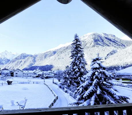 Blick vom Balkon der Summit Lodges auf den Ort und die Berge im Winter bei Schnee
