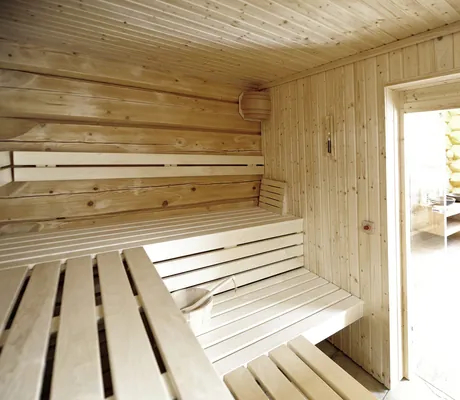 Finnische Sauna in den Summit Lodges mit Blick ins Badezimmer