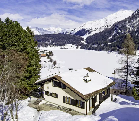 Außenansicht des Chalet vue au lac in Schneelandschaft mit schneebedeckten Bergen im Hintergrund