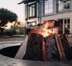 brennendes Holz in einem Feuerring auf dem Hofgut Hafnerleiten