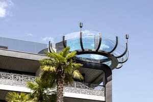 Infinity-Glaspool ragt über das Dach des Quellenhof Luxury Resort Passeier hinaus