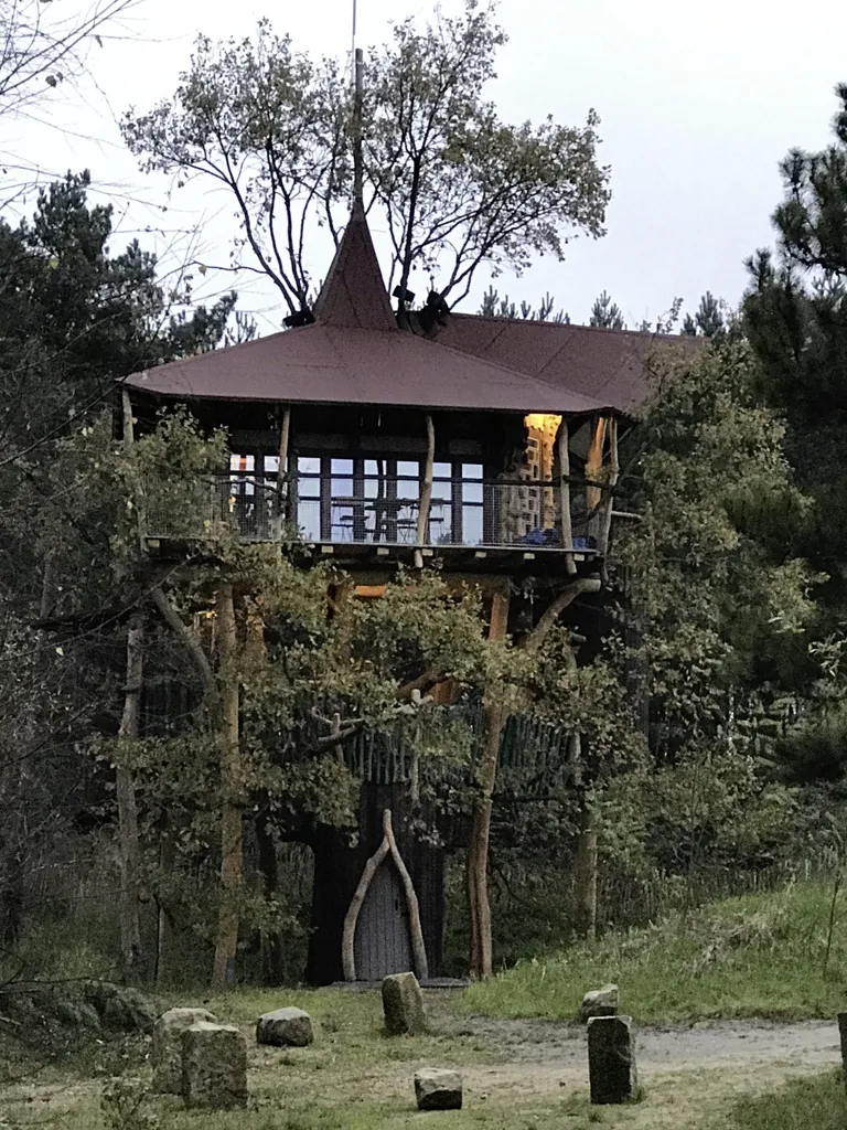 Baumhaus in der Geheimen Welt von Turisede mit großer Glasfront und spitzem Turm