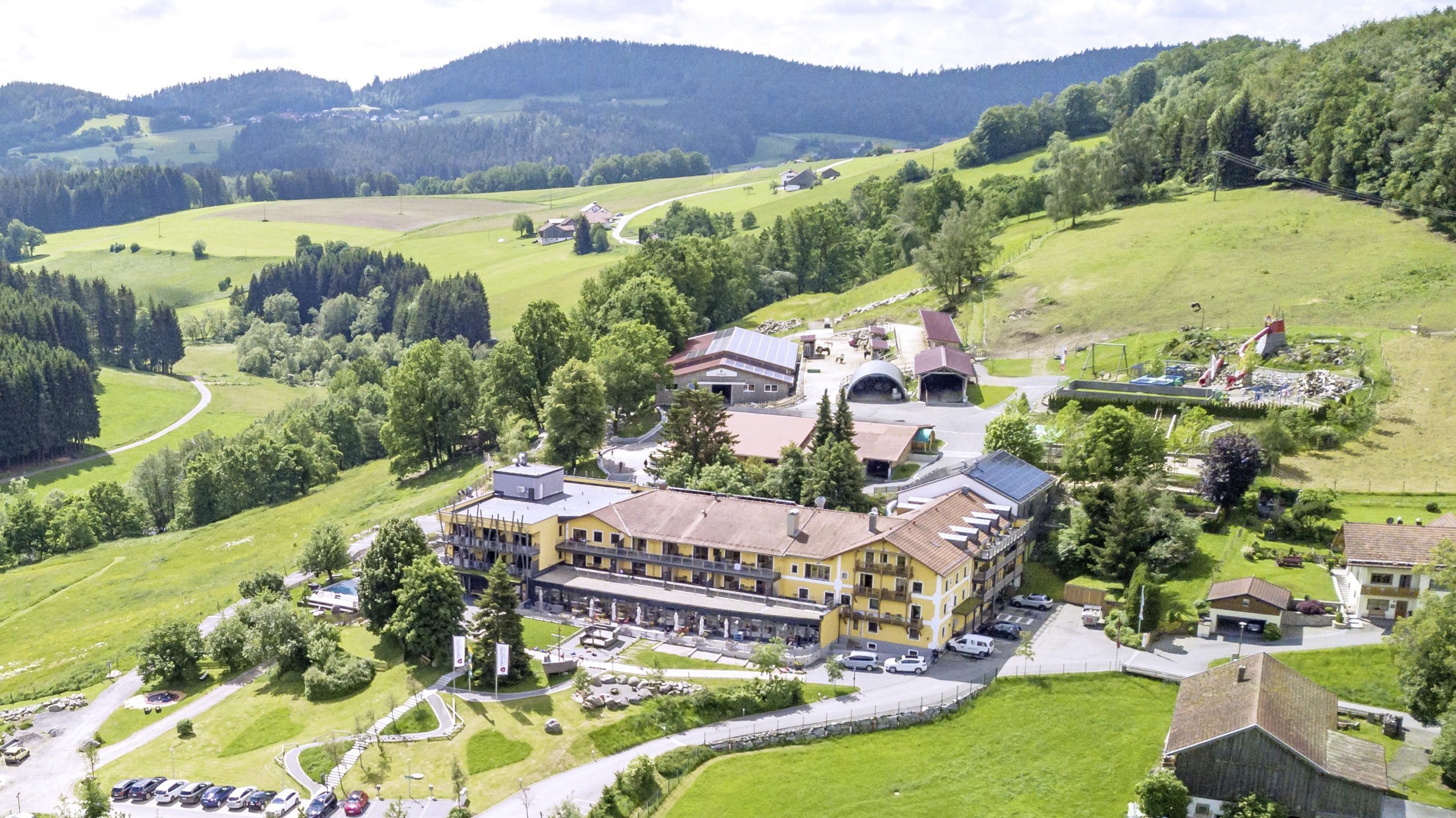 Drohnenaufnahme des Landhaus zur Ohe mit Blick auf die Wiesen drumherum
