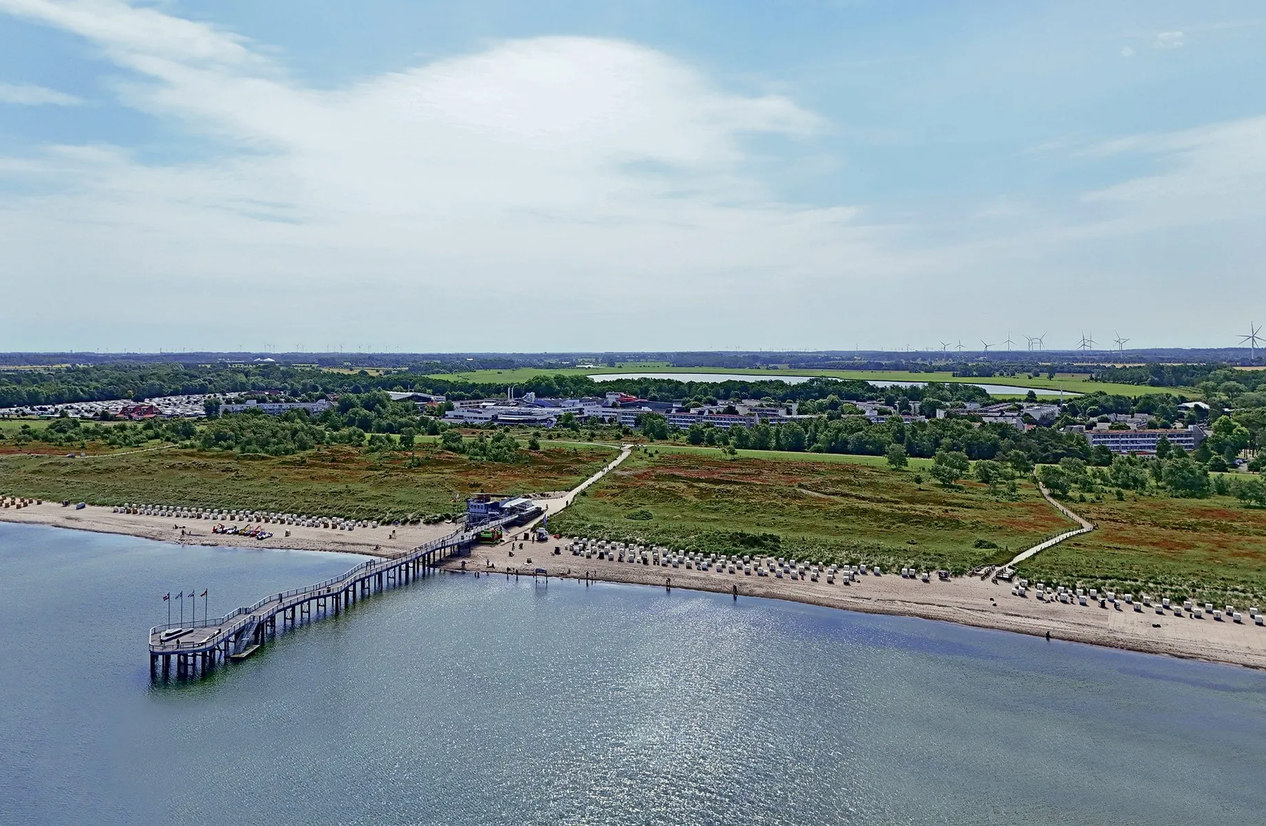 Luftaufnahme des Hotel Weissenhäuser Strand mit langem Steg in die Ostsee