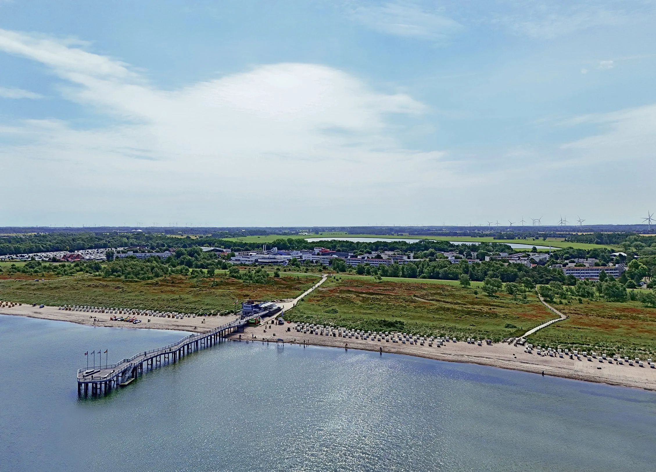 Luftaufnahme des Hotel Weissenhäuser Strand mit langem Steg in die Ostsee