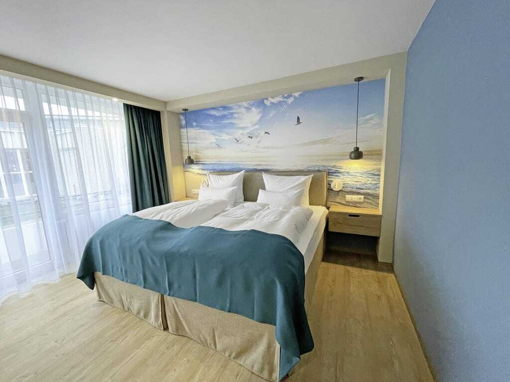 blau gestrichenes Zimmer im Weissenhäuser Strand mit Fototapete vom Meer