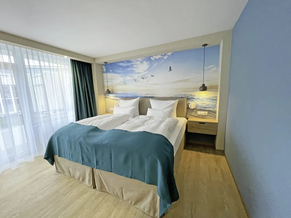 blau gestrichenes Zimmer im Weissenhäuser Strand mit Fototapete vom Meer
