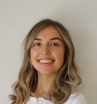 Portraitfoto von Bettina Schmid