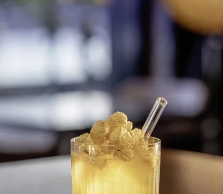 Popcorn-Cocktail auf dem Tisch im Hotel 47°
