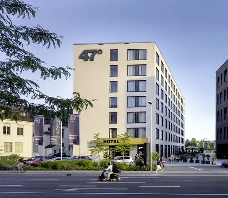 kubistischer Bau des Hotel 47° an der Straße mit großem Logo