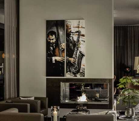 Bild von Saxophonspielern in der Bar des Hotel 47° mit Kaminfeuer