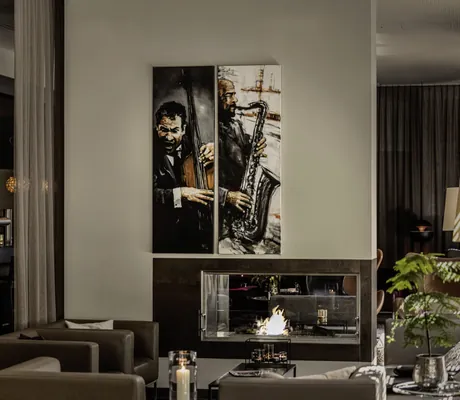Bild von Saxophonspielern in der Bar des Hotel 47° mit Kaminfeuer