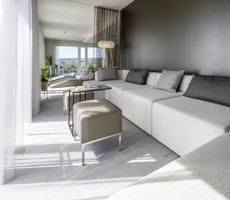 graue Polsterlounge im Ruhebereich auf dem Dach des Hotel 47°