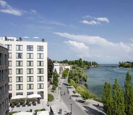 Fassade des Hotel 47° mit Blick auf den direkt angrenzenden Seerhein
