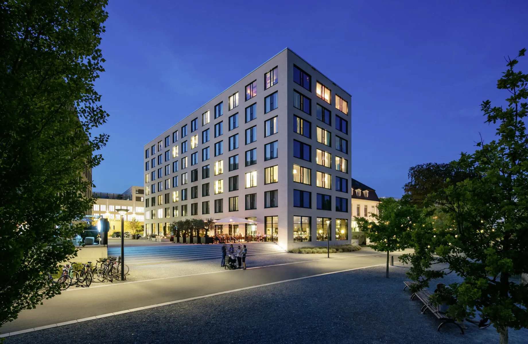 Außenansicht des Hotel 47° vom Seerhein aus mit Treppenaufgang