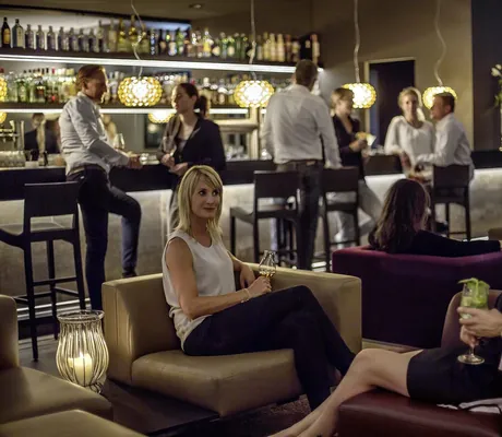 Menschen an der Bar des Hotel 47° und in den Loungesesseln davor