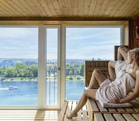 Paar in der Sauna auf dem Dach des Hotel 47° blickt auf den Seerhein