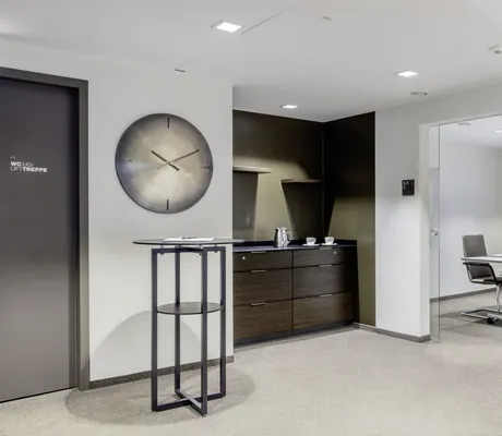 große runde Uhr und Obstschale im Pausenbereich der Tagungsetage im Hotel 47°