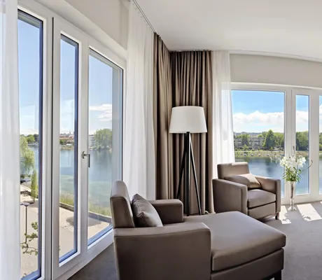 Zimmer im Hotel 47° mit grünem Bettüberwurf und Blick auf den Seerhein