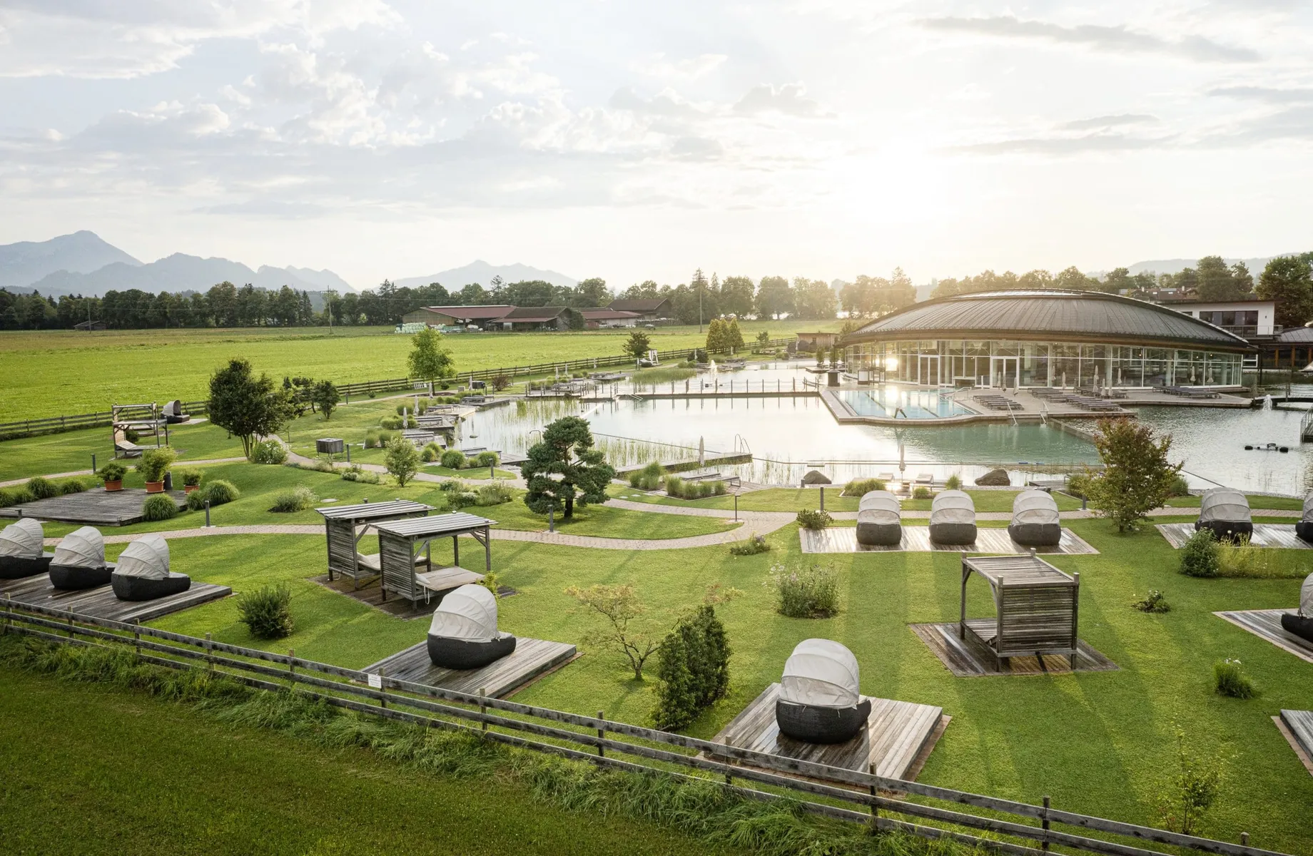 Spabereich mit Schwanensee und Sportpool im Das König Ludwig Inspiration SPA sowie gemütlichen Daybeds drumherum