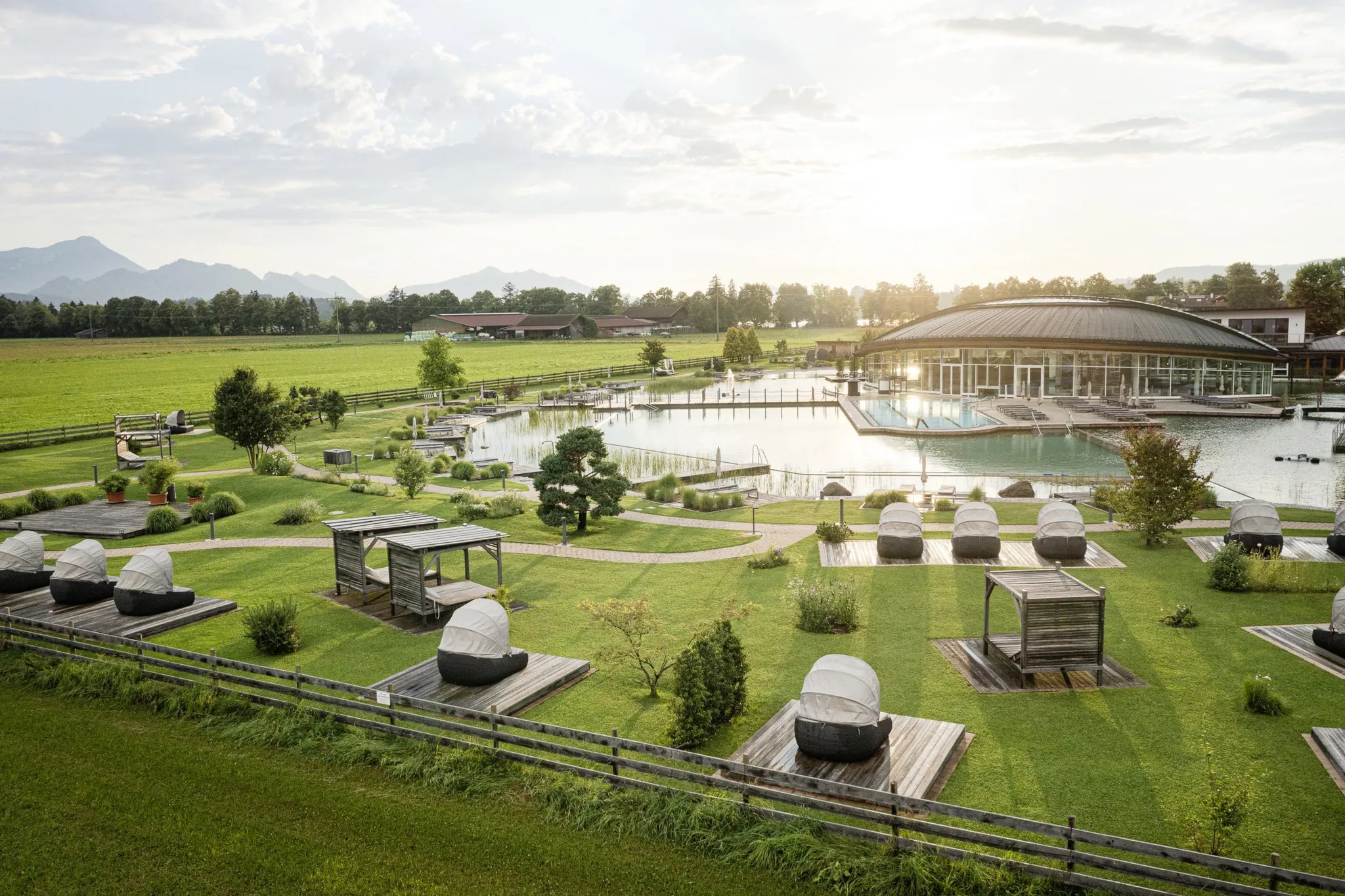 Spabereich mit Schwanensee und Sportpool im Das König Ludwig Inspiration SPA sowie gemütlichen Daybeds drumherum