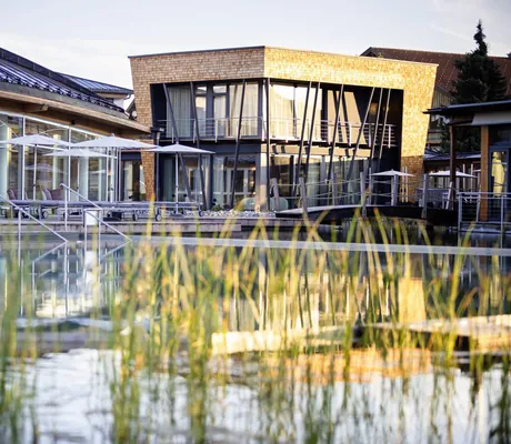 verschindeltes Ruhehaus Goldstück am Schwanensee des Das König Ludwig Inspiration SPA
