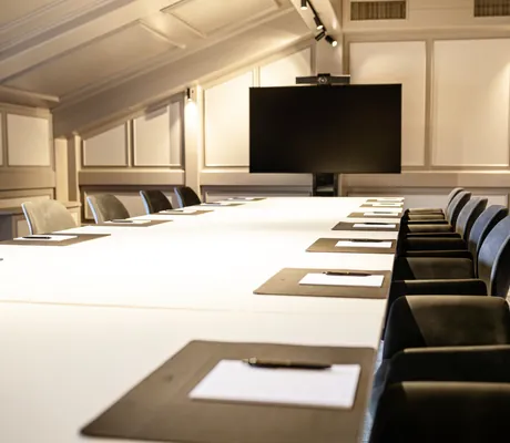 Tagungsraum unter grau gestrichener Kassettendecke mit Screen im Das König Ludwig Inspiration SPA