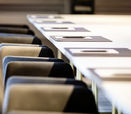 Detailaufnahme der blauen Tagungssessel am weißen Tisch im Das König Ludwig Inspiration SPA