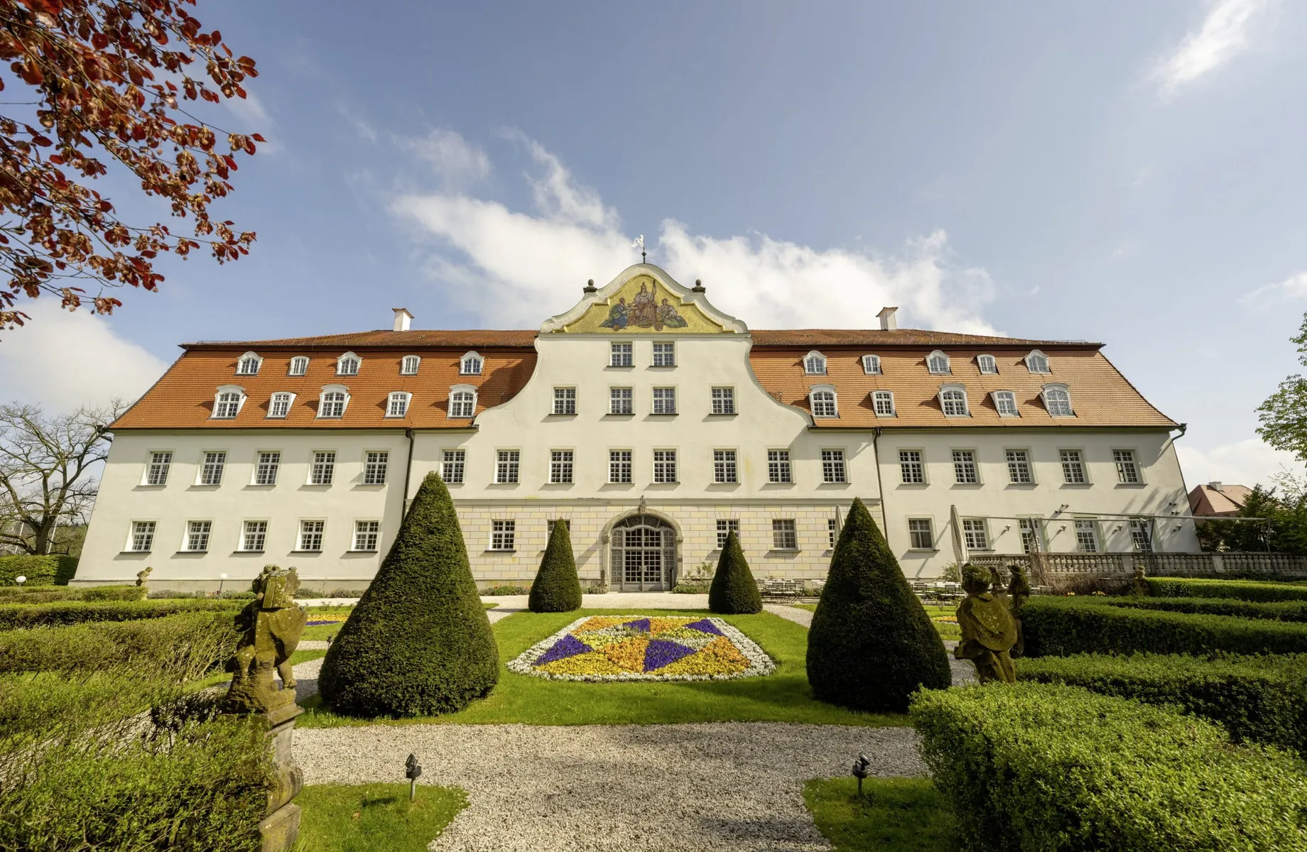 Außenaufnahme Schloss Lautrach mit sehr schön angelegtem vorgelagertem Park