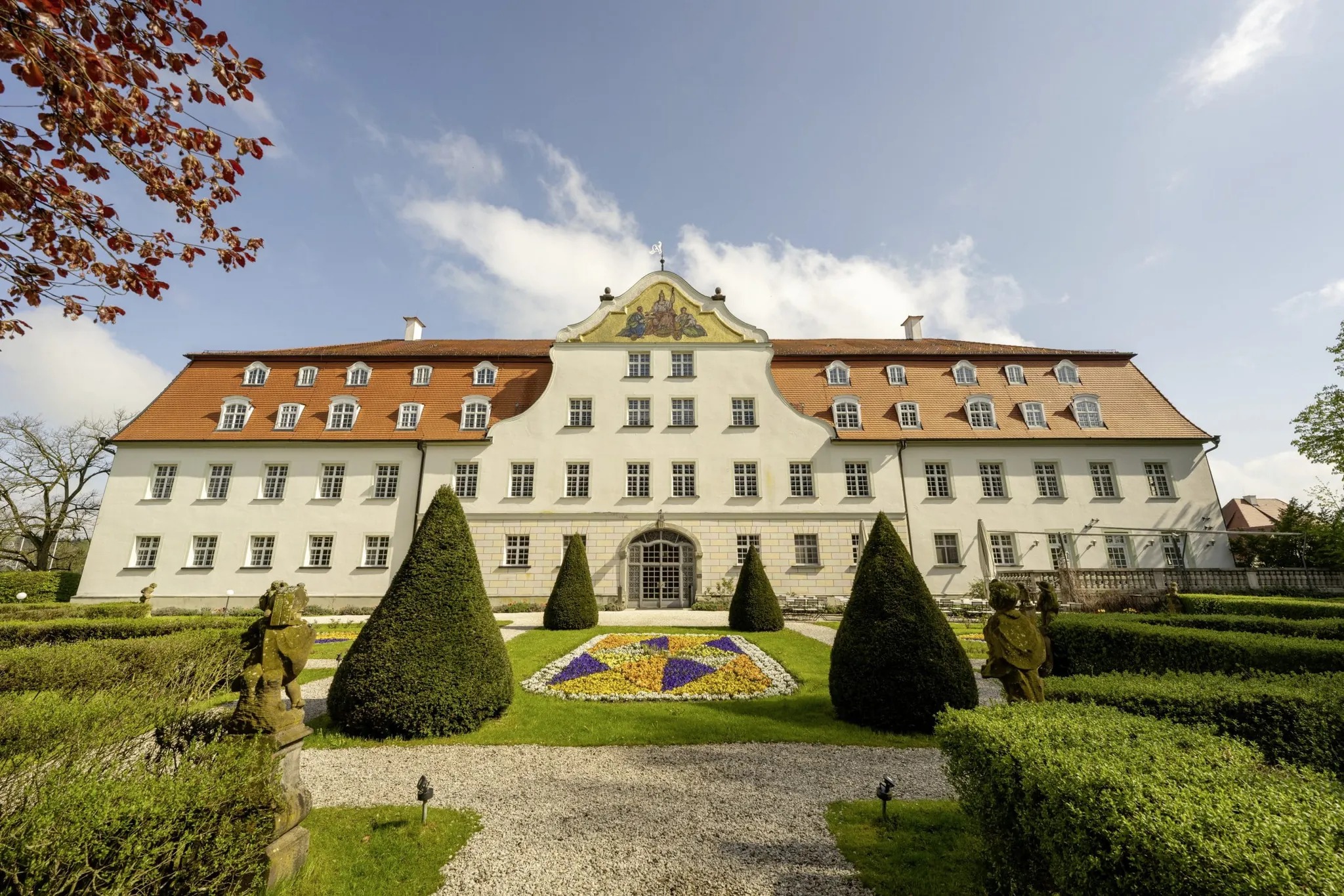 Außenaufnahme Schloss Lautrach mit sehr schön angelegtem vorgelagertem Park