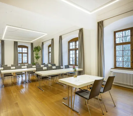 Tagungsraum im Schloss Lautrach mit großem altem grünen Kamin