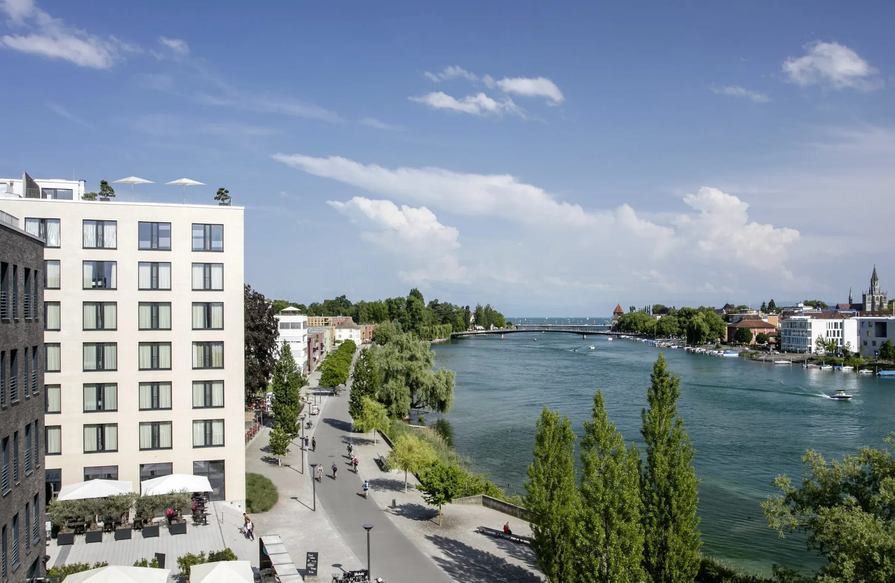 Blick auf die Fassade des Hotel 47° und den direkt angrenzenden Seerhein