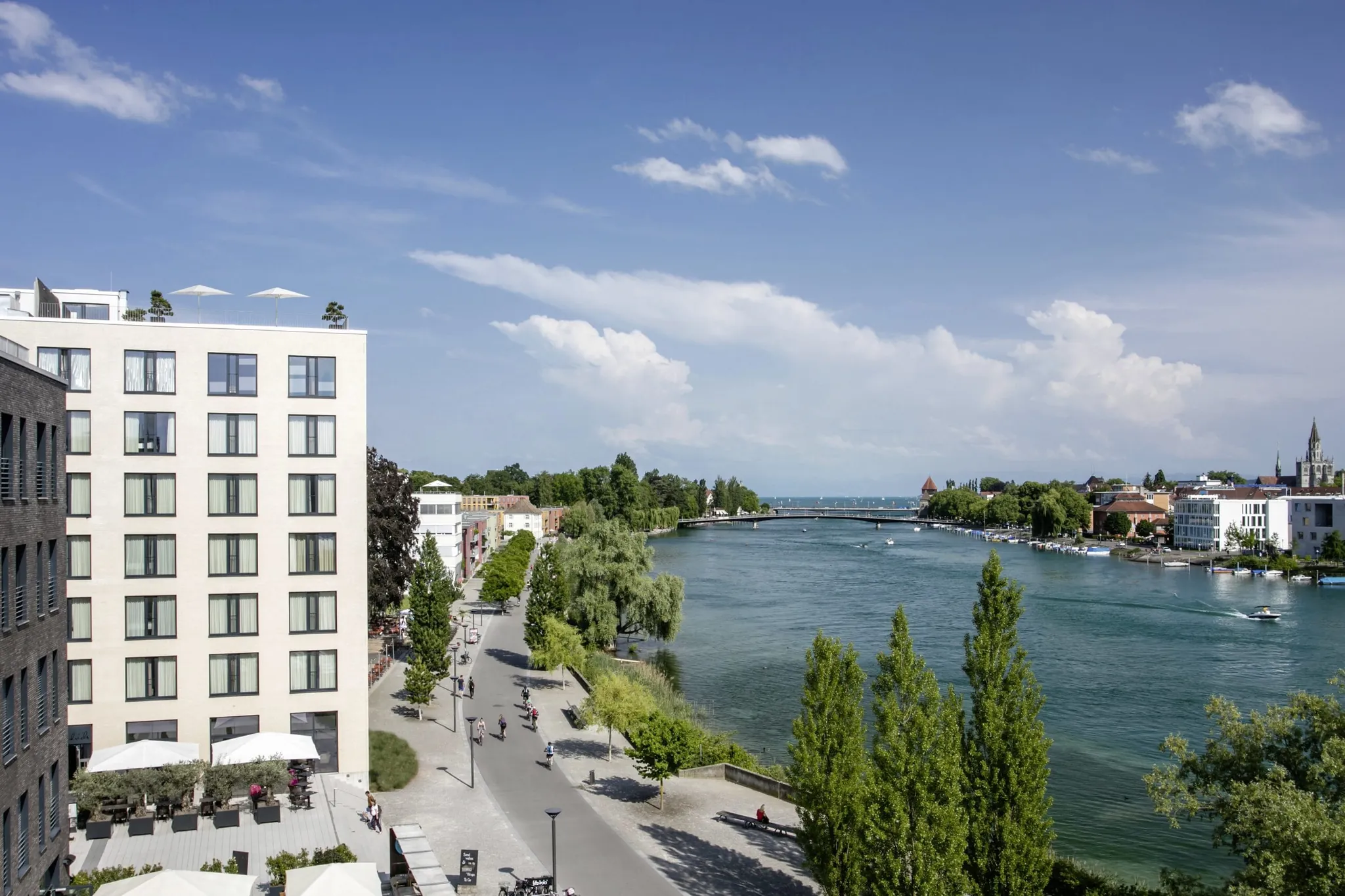 Blick auf die Fassade des Hotel 47° und den direkt angrenzenden Seerhein