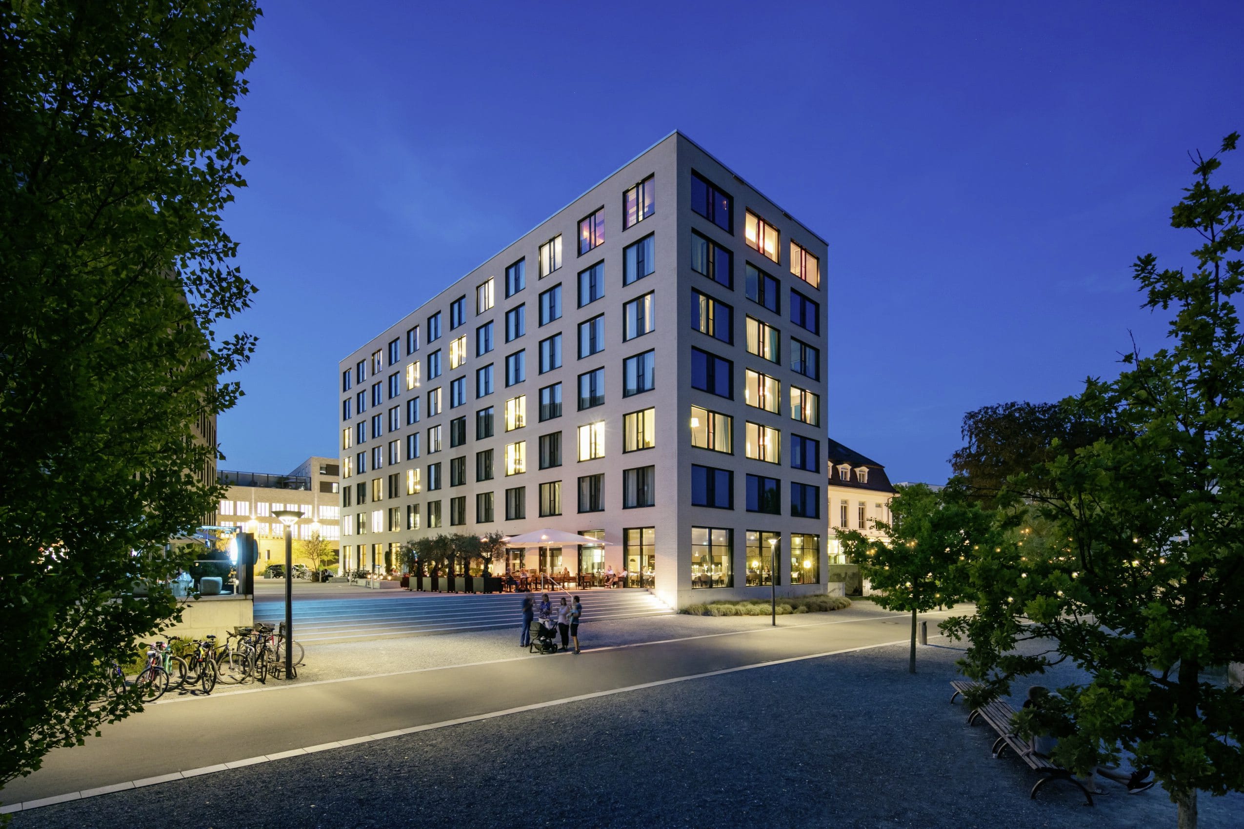 nächtlich beleuchtete Fassade des Hotel 47° vom Seerhein aus mit Treppenaufgang