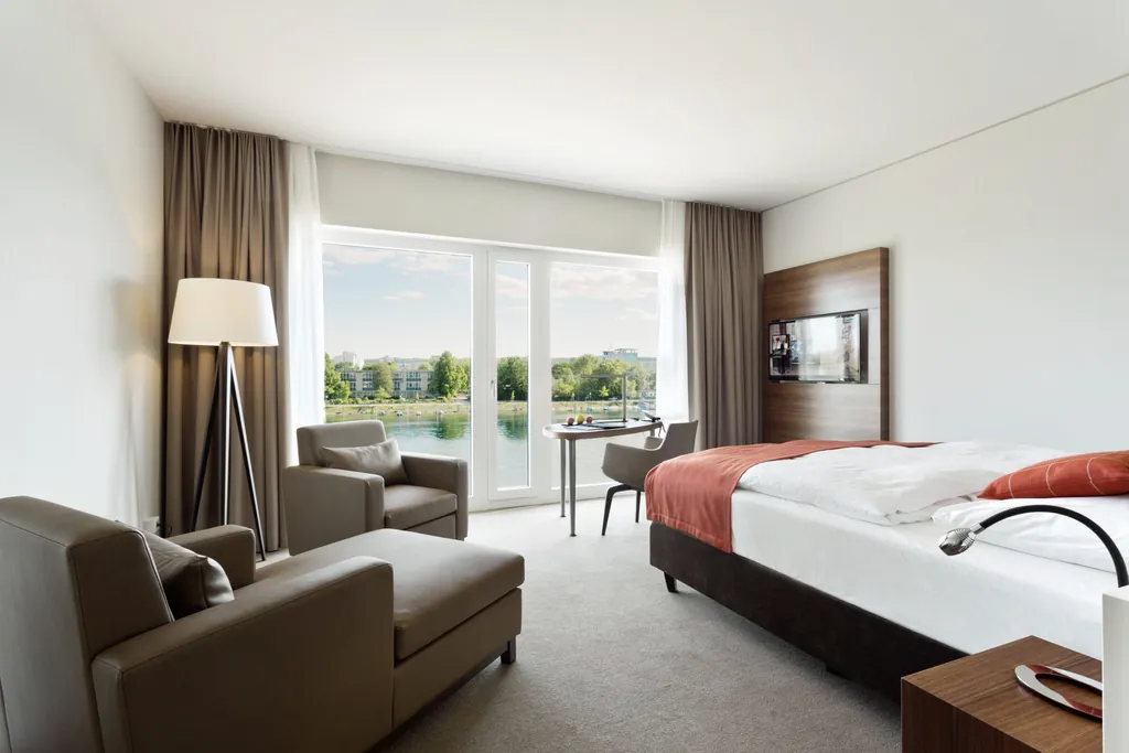 Zimmer im Hotel 47° mit rotem Bettüberwurf und Blick auf den Seerhein