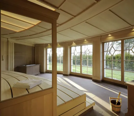 große Sauna des Hotel Bareiss mit großen Fenstern und Blick nach draußen
