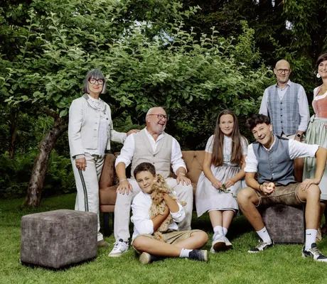 Familie Geiger mit drei Kindern und Großeltern im Bodenmaiser Hof