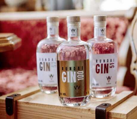 drei Flaschen mit selbst gebranntem Gin im Bodenmaiser Hof