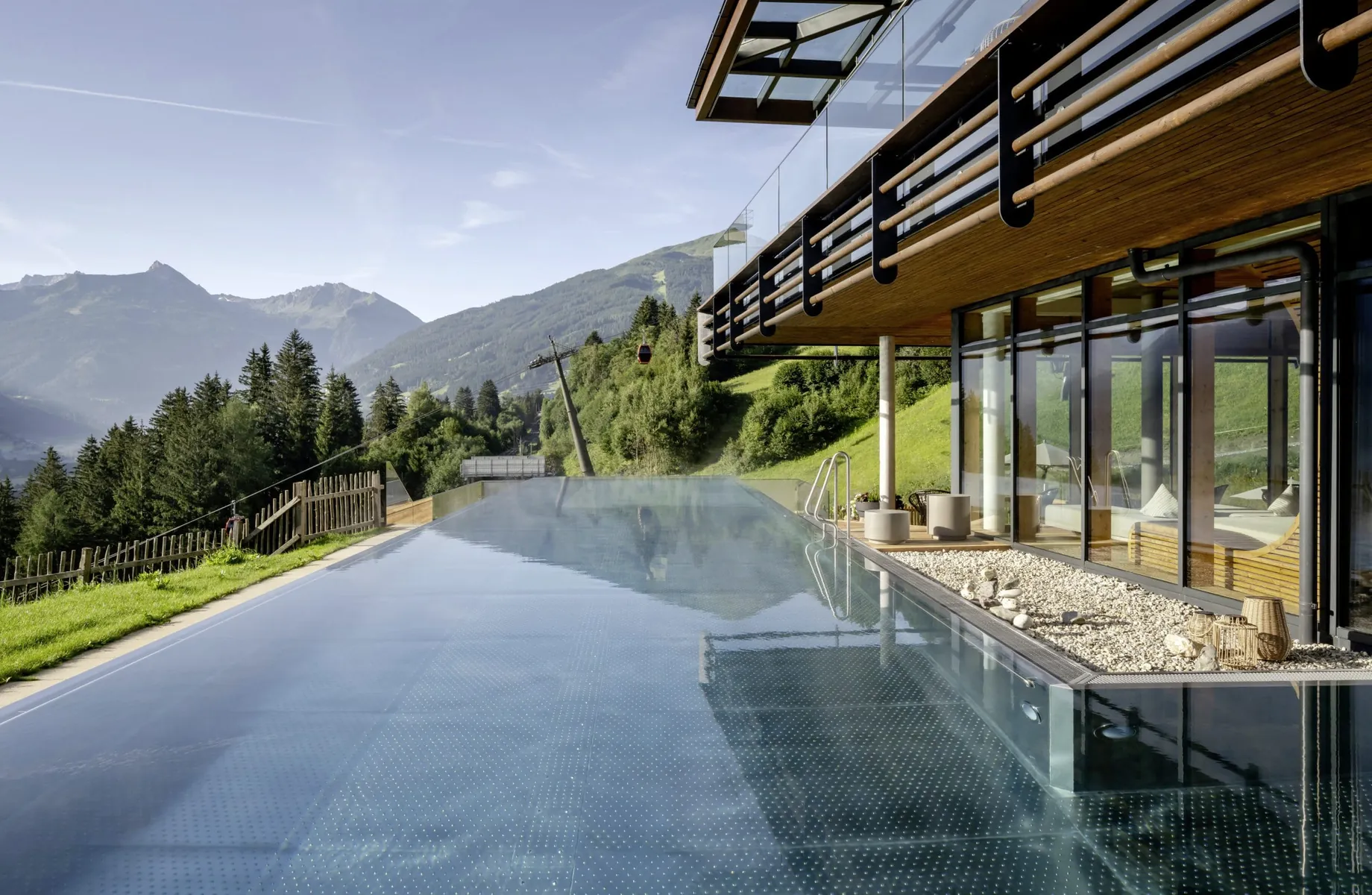 Outdoor-Infinitypool vor dem Spa-Bereich des Wellnesshotel DAS.GOLDBERG