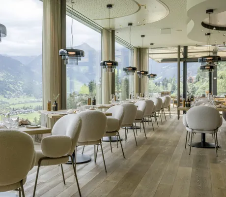 Stilvolles, neu gestaltetes Restaurant im Wellnesshotel DAS.GOLDBERG mit bodentiefen Fenstern und gepolsterten Sitzmöbeln