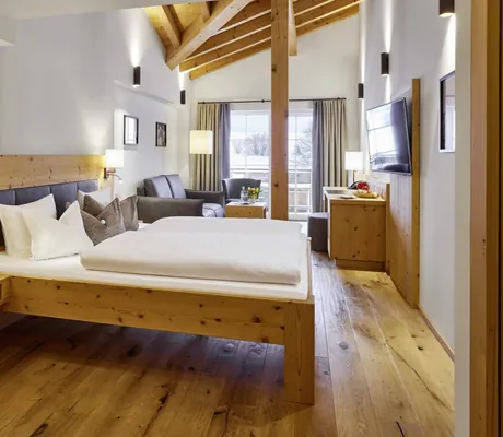 Suite im Hanusel Hof unter Dachbalken mit Fichtenholzmöbeln