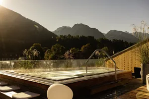 Rooftop-Onsen-Pool auf dem Dach des Wellnesshotel Franks im herbstlichen Sonnenlicht