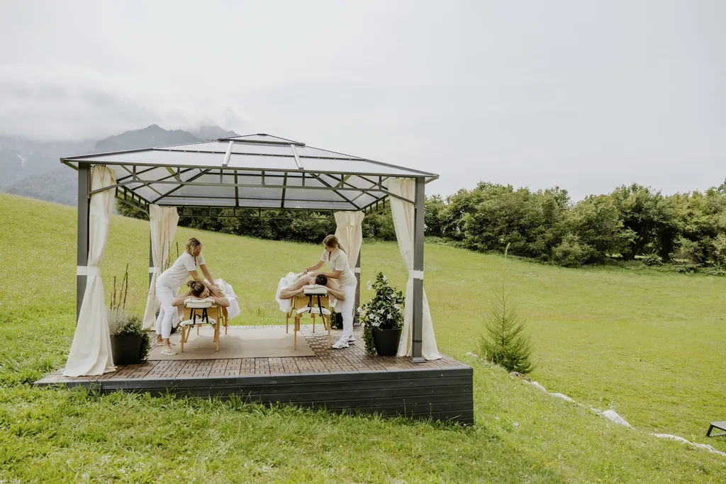 Paarmassage im Outdoor-Pavillon des Klosterhof - Alpine Hideaway & Spa auf der Wiese