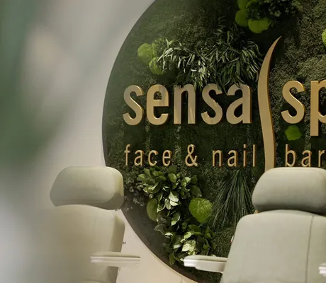 bepflanztes rundes Logo des sensa spa im La Maiena Meran Resort