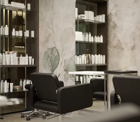 schwarze Stühle im Friseursalon des La Maiena Meran Resort