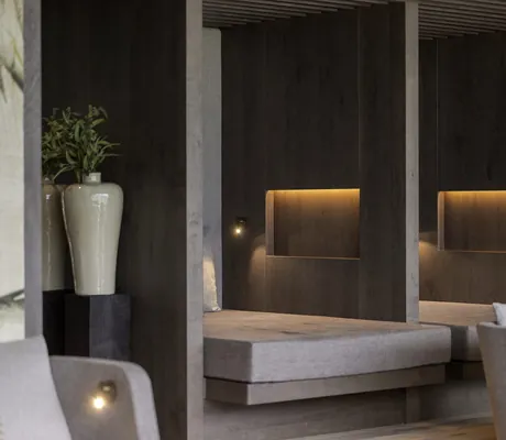 Ruhekoje im La Maiena Meran Resort mit beleuchteten Lichtkästen und großen weißen Vasen