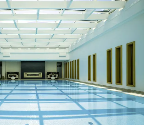 Indoorpool im Severin*s Resort & Spa mit Glaskassettendecke und weißen Balken